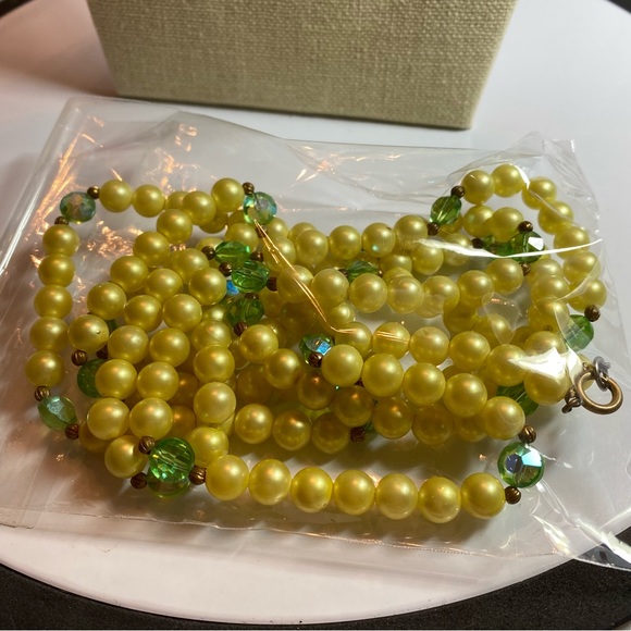 Vintage Pearl and Green Crystal Necklace. - Picture 5 of 5